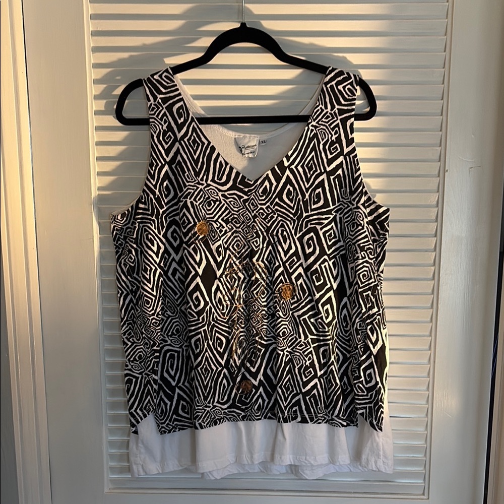 Black and White Geometric Women's Top